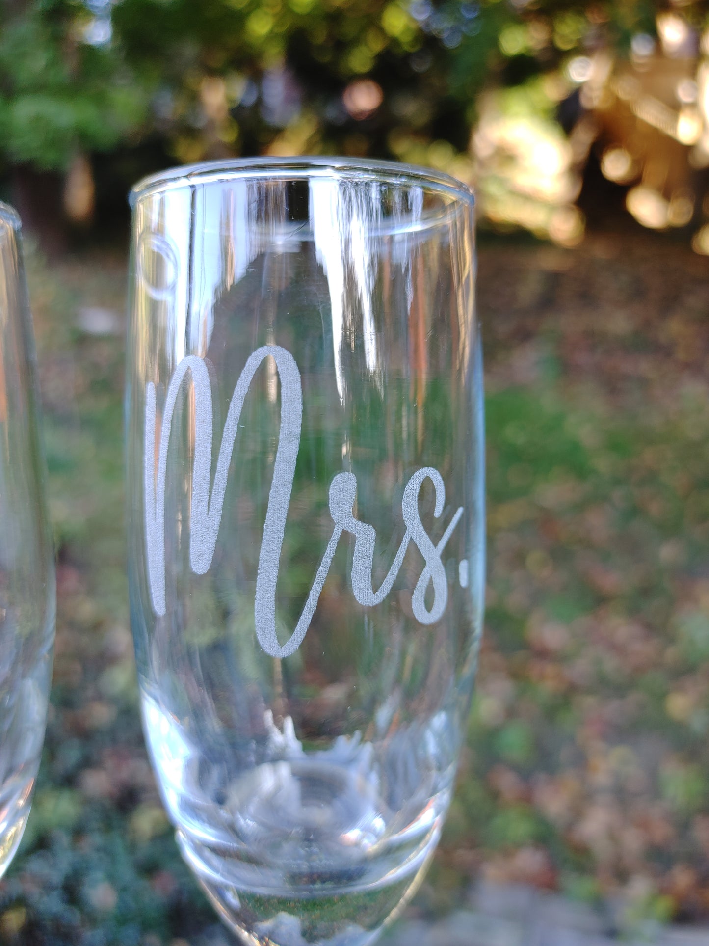Set of two Champagne Flute Mr. Mrs. for Weddings, Special Occasions, Toasting glasses for Bride & Groom